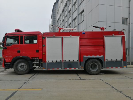 广东江特牌豪沃5吨消防灭火车能接多少米的消防水带