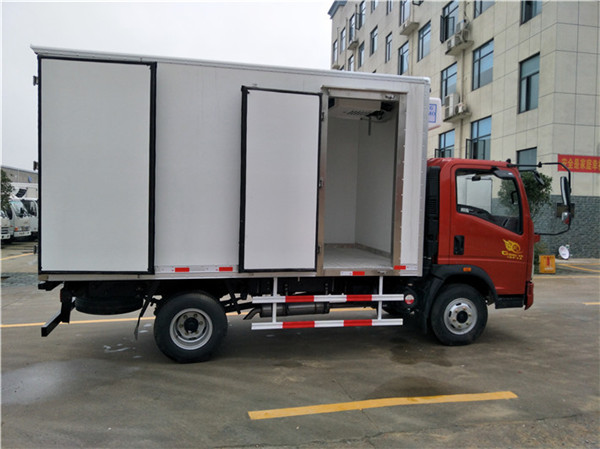 江苏扬州重汽豪沃蓝牌海鲜运输冷藏车配置
