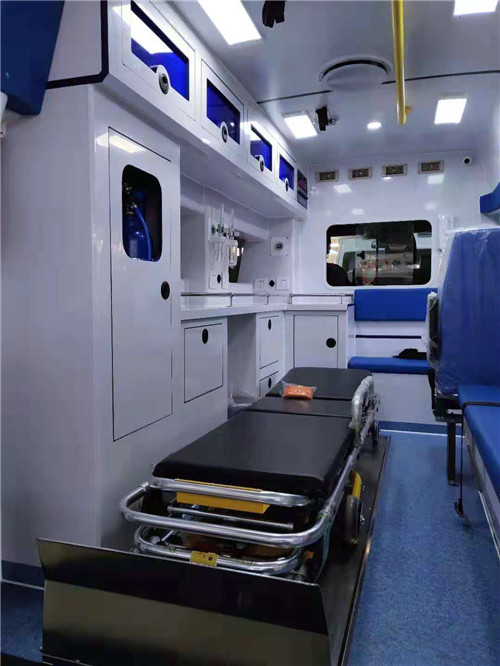 国六V348救护车转运病人图片