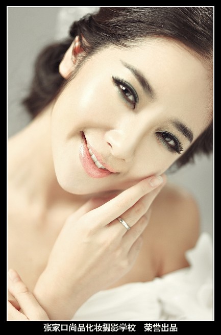 学婚纱化妆_...幕式后北京摄影化妆学校展示了最新的婚纱化妆趋势,多位女性出镜...(2)